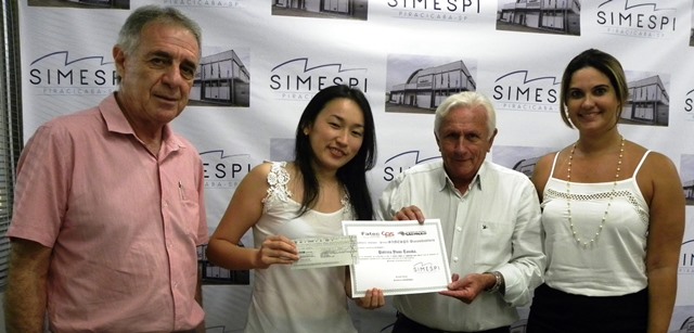 Simespi entrega prêmio para aluna-destaque da Fatec