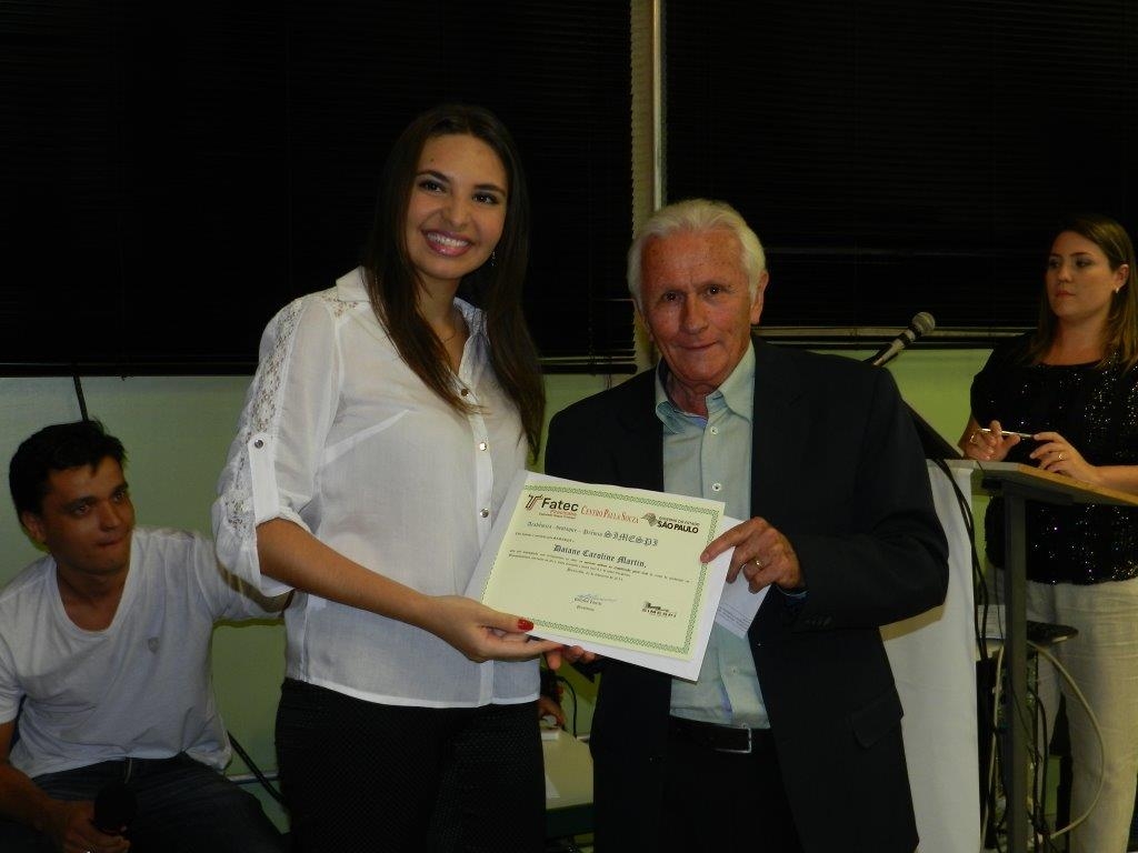 Simespi premia aluna por bom desempenho no curso de Biocombustíveis da Fatec