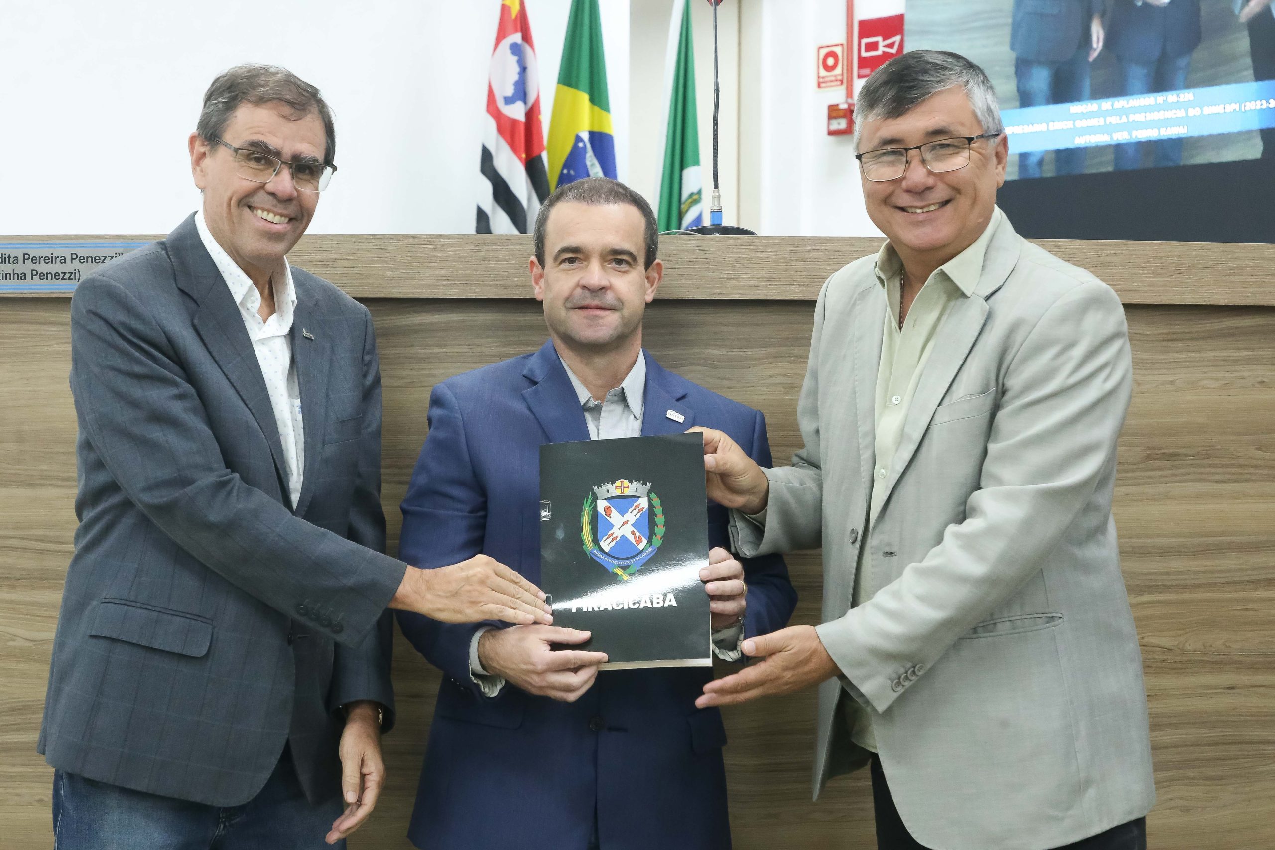 Câmara Municipal homenageia Erick Gomes com moção de aplausos