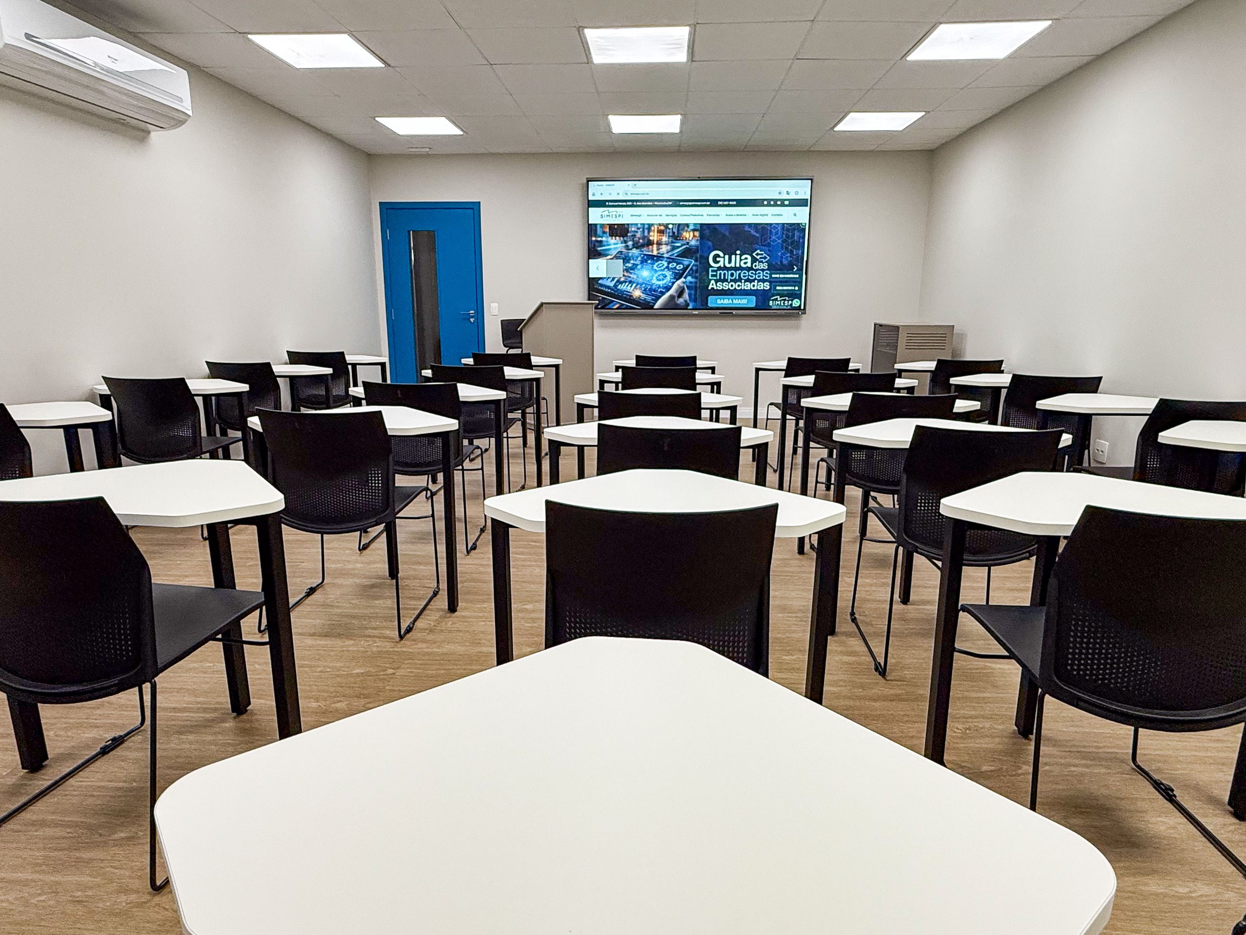 Sala 2 - aula dinâmica com possibilidade de alteração, ideal para reuniões em círculos e semicírculos