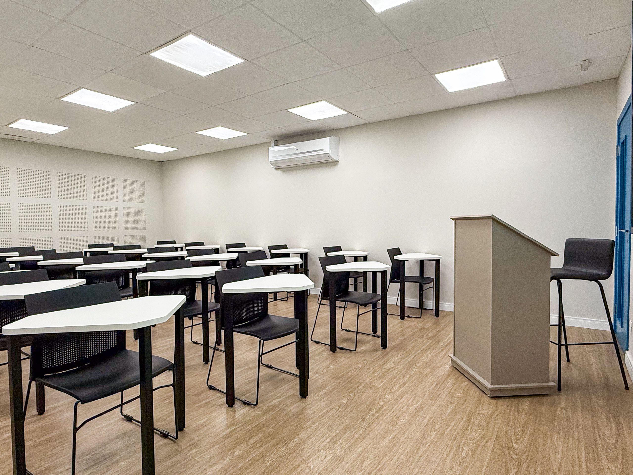 Sala 2 - aula dinâmica com possibilidade de alteração, ideal para reuniões em círculos e semicírculos